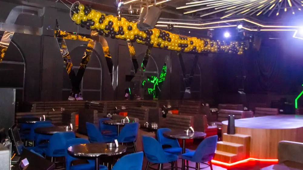 Controlling Noise Bass and Speech Intelligibility in High-End Interiors